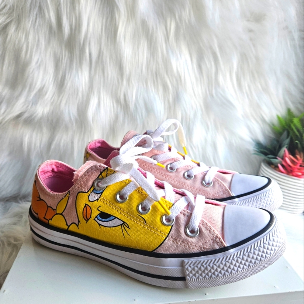 RARE Womens Converse Chuck Taylor All Star LOONEY TUNES Tweety Bird Low Sneakers
